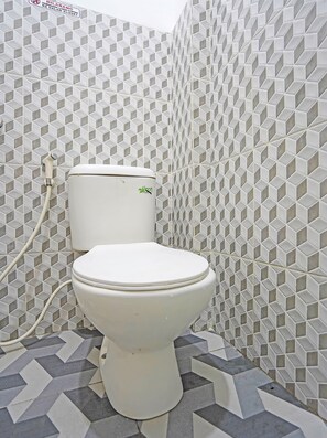 Standard Double Room | Bathroom | Shower, free toiletries, towels
