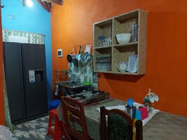 Frigobar, lavavajillas, utensilios de cocina