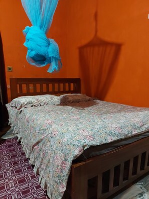 Iron/ironing board - Naisi Spur (Zomba)