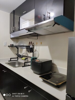 Fridge, microwave, stovetop, electric kettle - Gamingcation - a cozy entertainment hub (Parañaque)