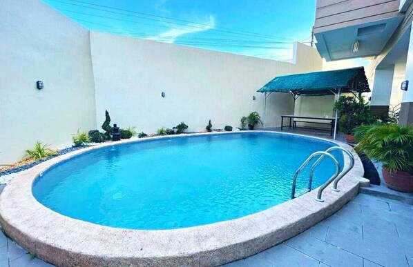 Outdoor pool - Gamingcation - a cozy entertainment hub (Parañaque)