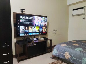 1 bedroom, in-room safe, free WiFi, bed sheets - Gamingcation - a cozy entertainment hub (Parañaque)