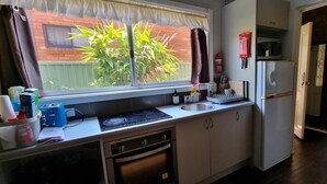 Kaffetrakter/tekoker, kjøleskap, mikrobølgeovn og ovn