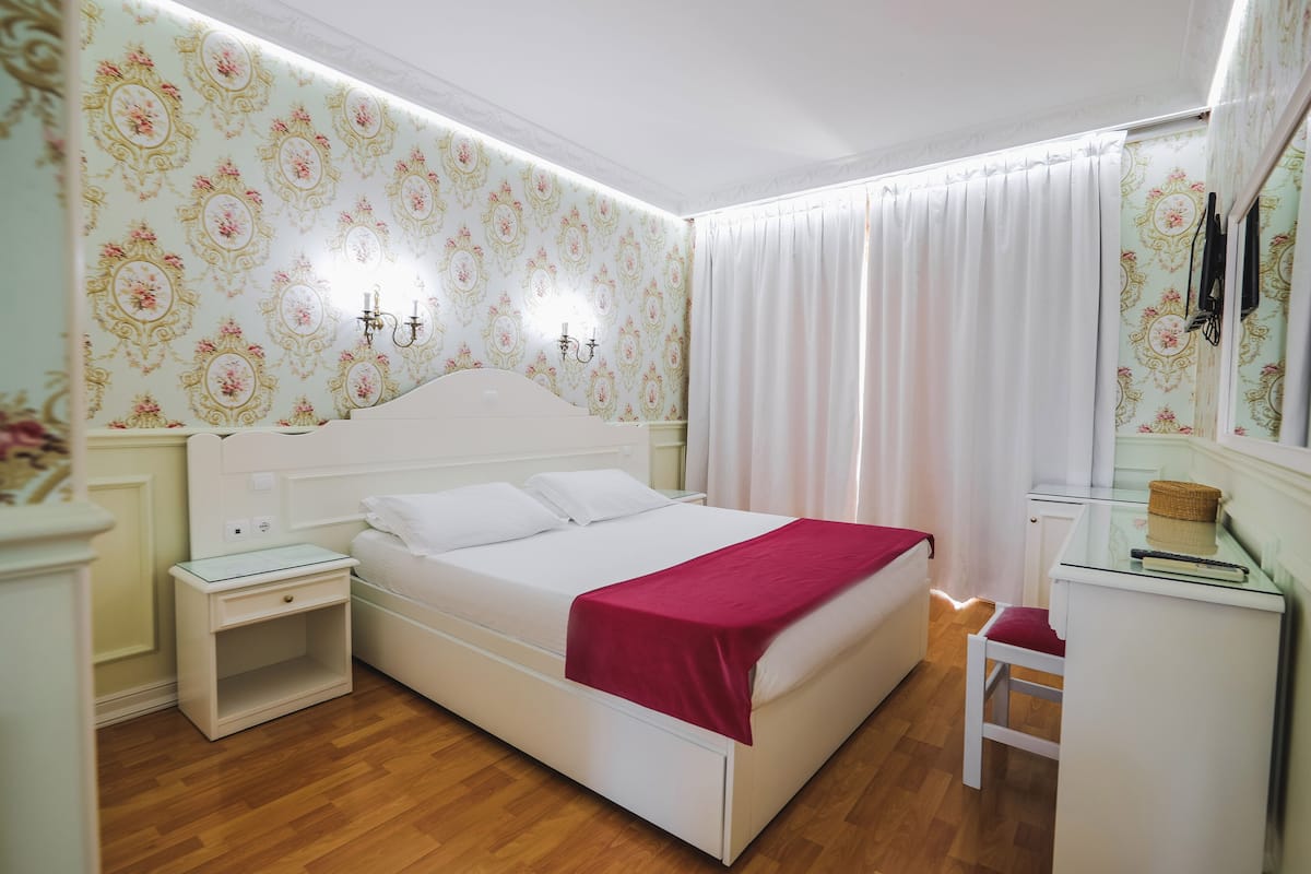 Double Room, Sea View | Desk, soundproofing, bed sheets
