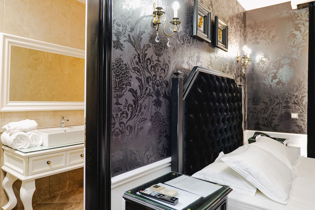 Deluxe Double Room, Sea View | Desk, soundproofing, bed sheets