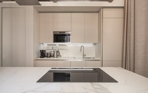 Refrigerador, microondas, horno y lavavajillas 