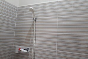 Standard Twin Room | Bathroom - OYO 91162 Homestay Ansyariah Syariah (Palu)