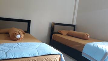 Standard Twin Room | Laptop workspace, free WiFi, bed sheets
