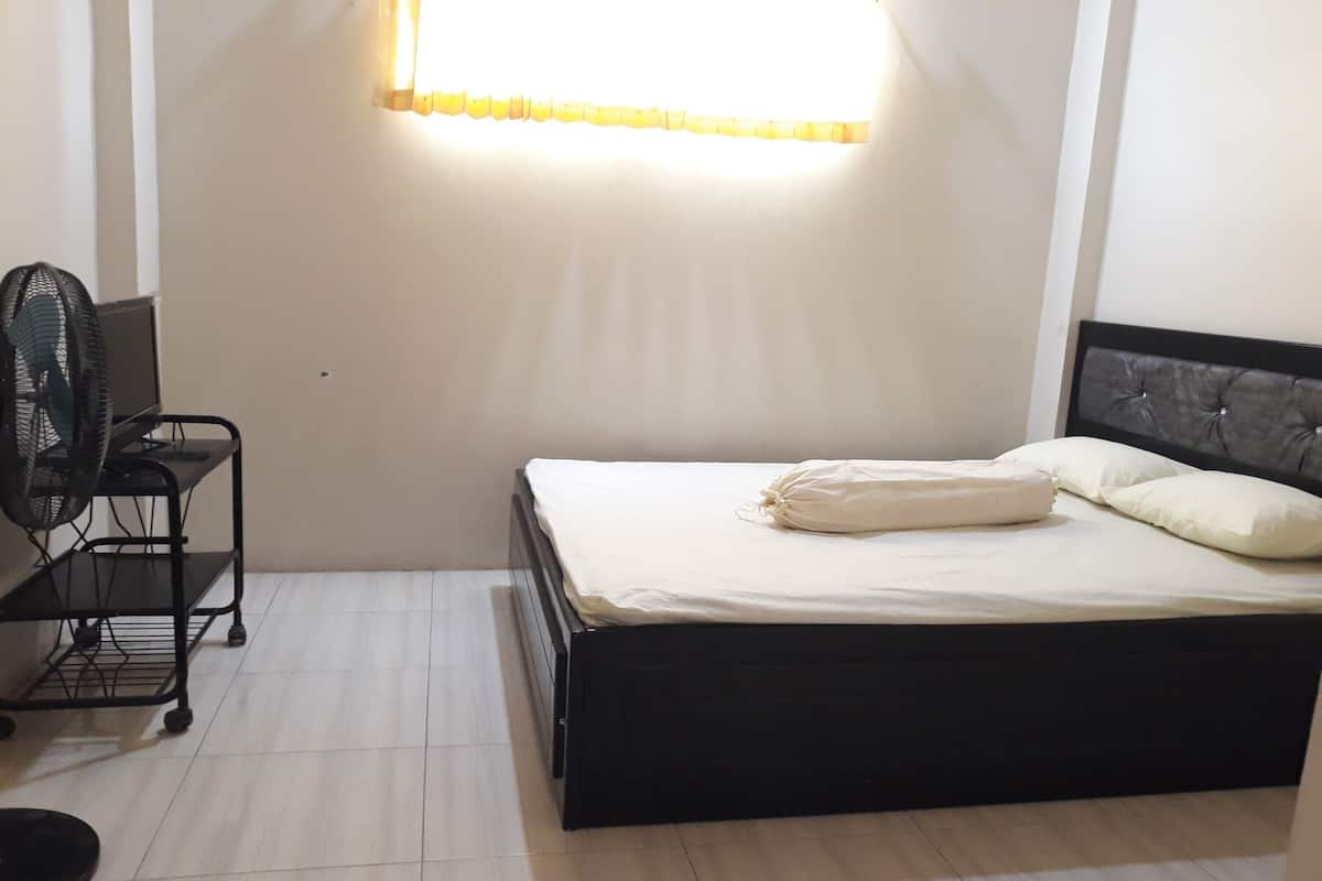 Economy Double Room | Laptop workspace, free WiFi, bed sheets