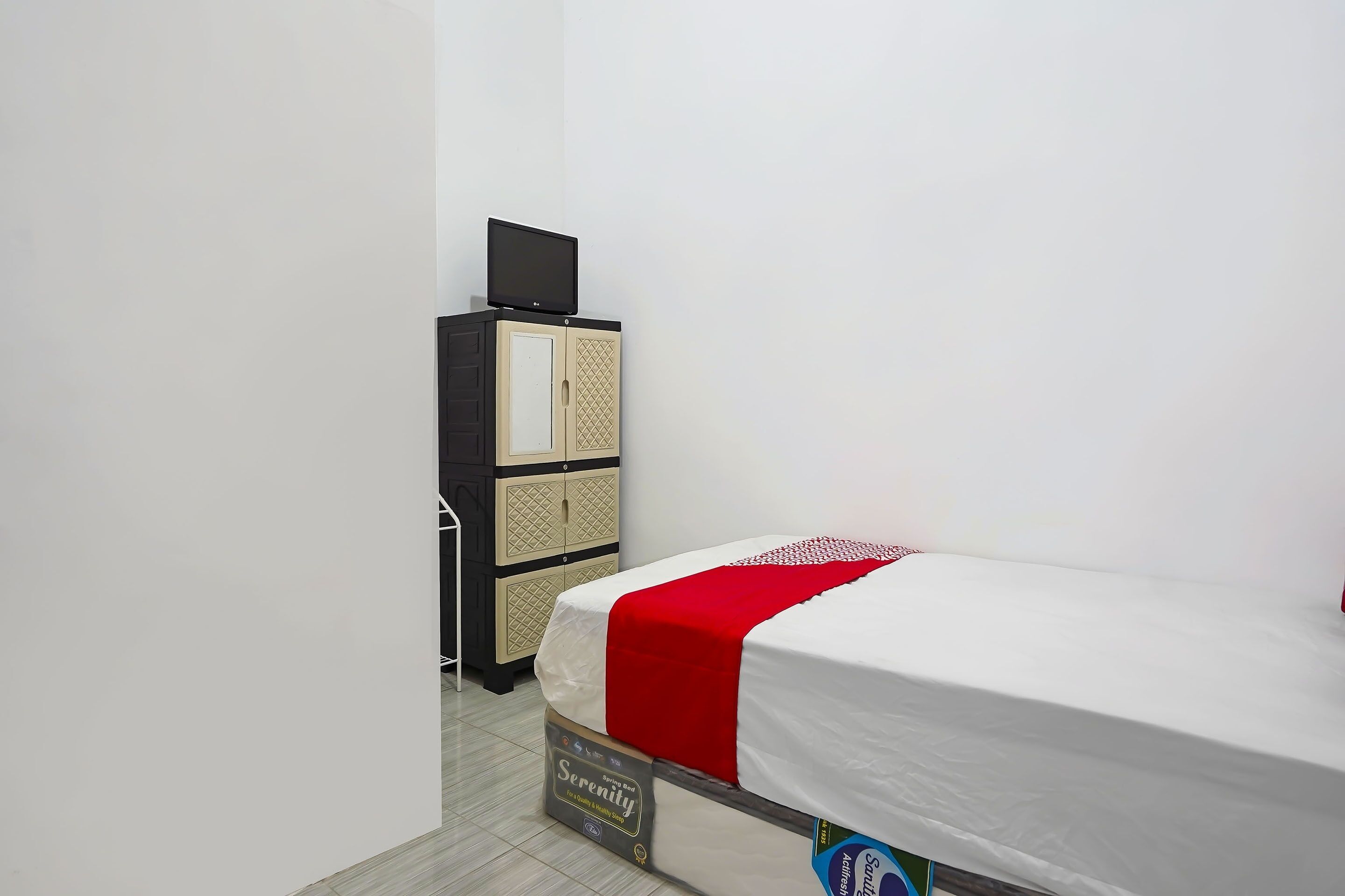 standard double room | laptop workspace, free wifi, bed sheets