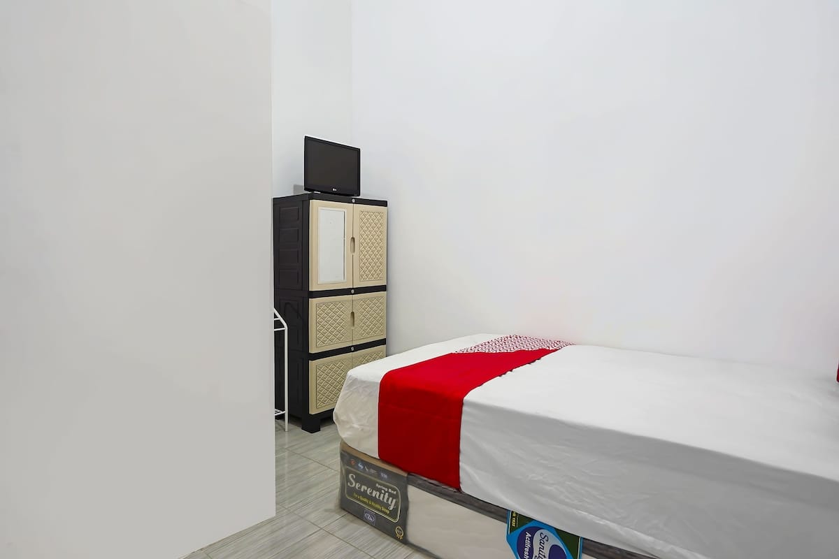 standard double room | laptop workspace, free wifi, bed sheets