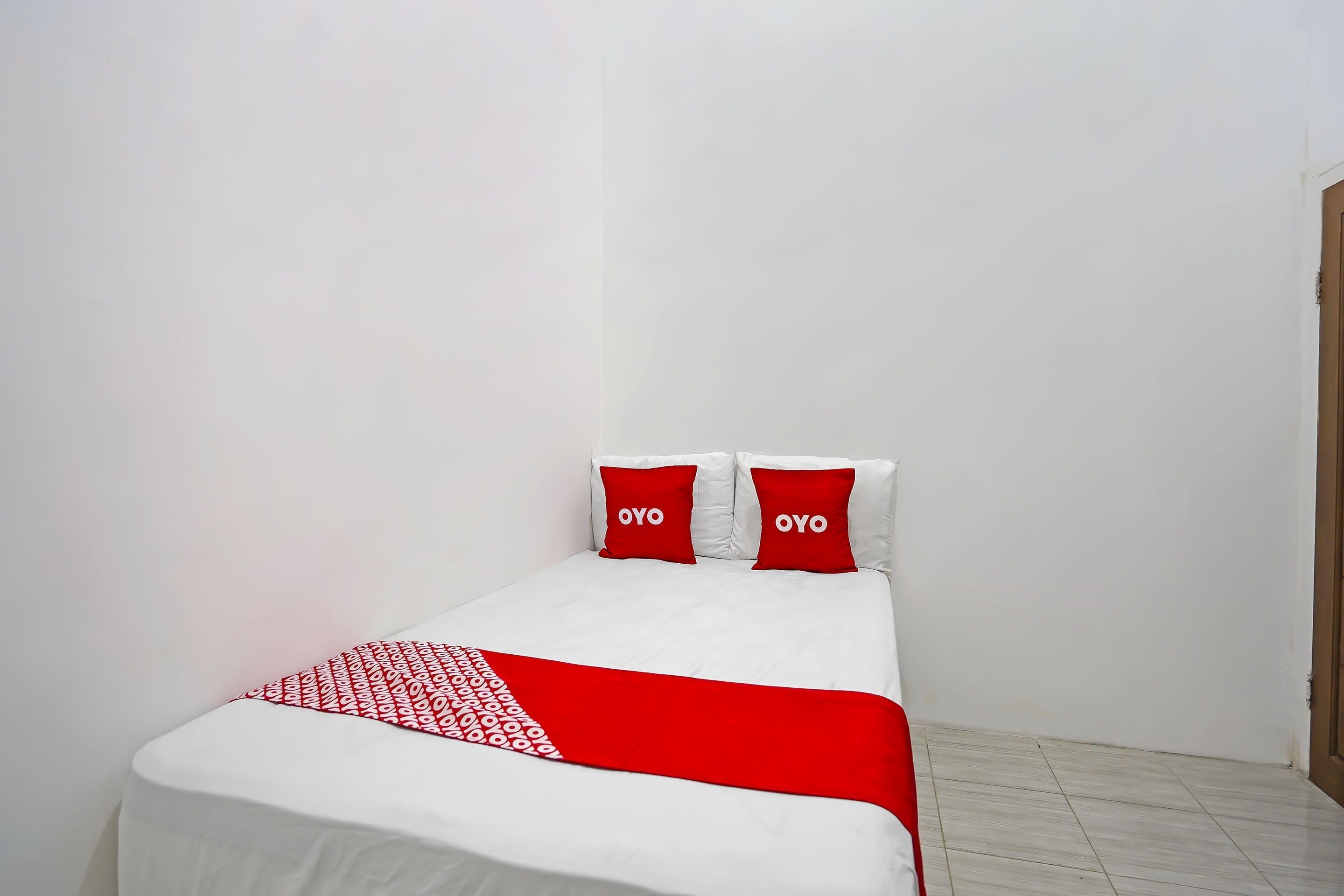 standard double room | laptop workspace, free wifi, bed sheets