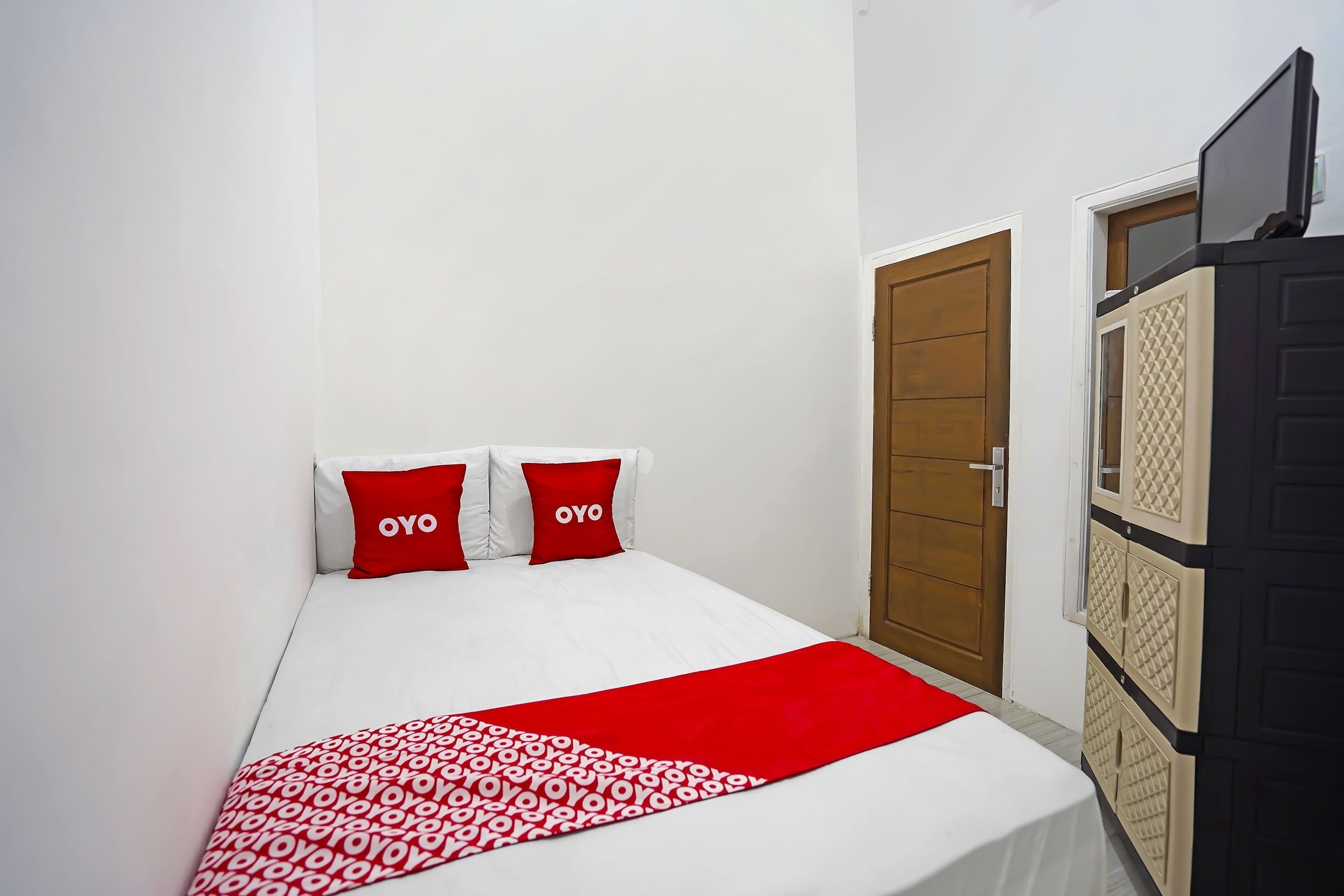 standard double room | laptop workspace, free wifi, bed sheets