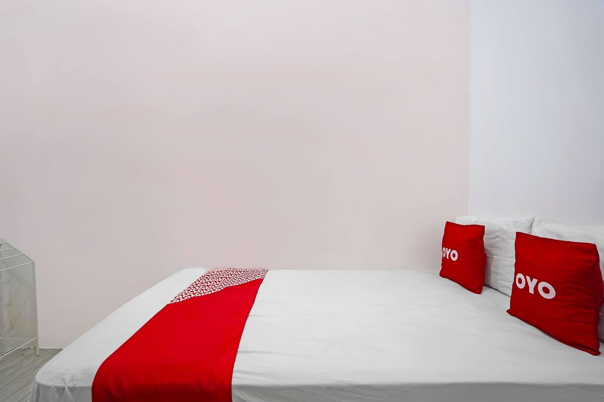 standard double room | laptop workspace, free wifi, bed sheets