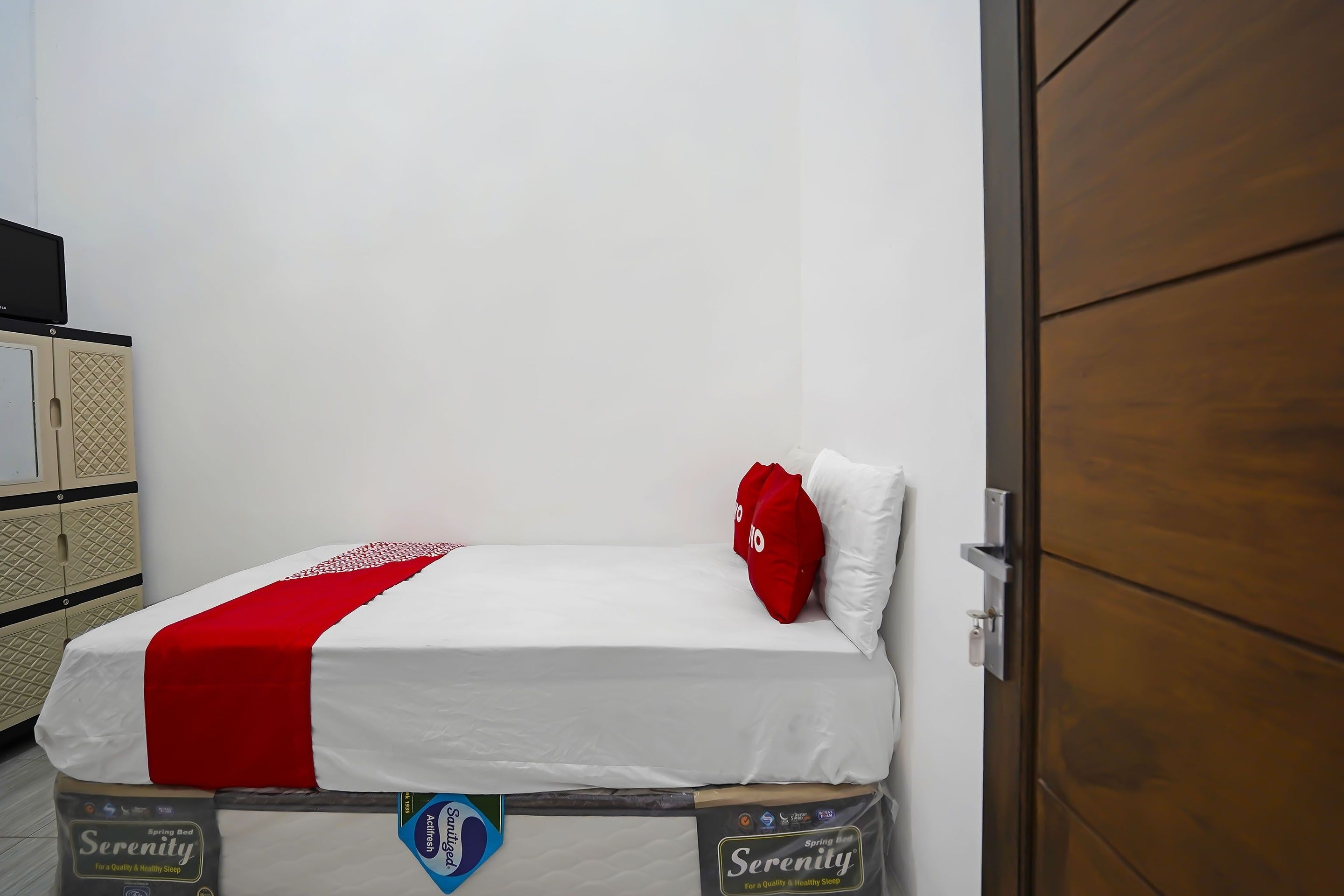 standard double room | laptop workspace, free wifi, bed sheets