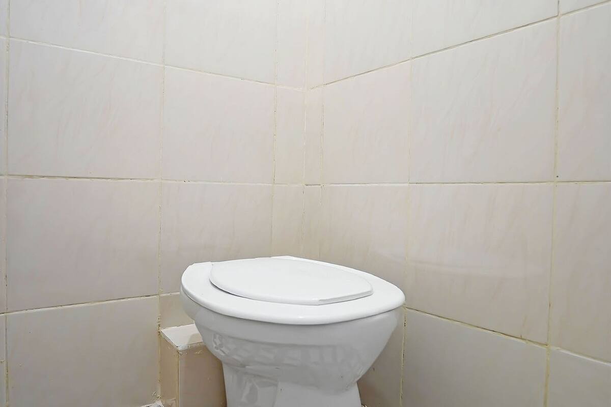 standard double room | bathroom | shower, towels