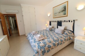 3 habitaciones, tabla de planchar con plancha y cuna de viaje 