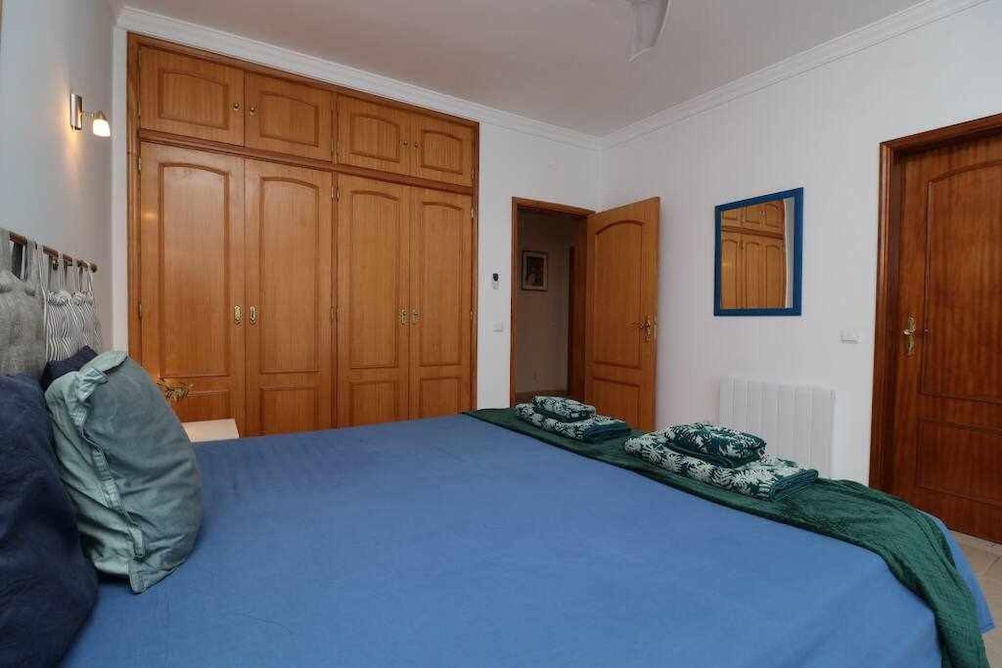 3 slaapkamers, een strijkplank/strijkijzer, reisbedje, gratis wifi