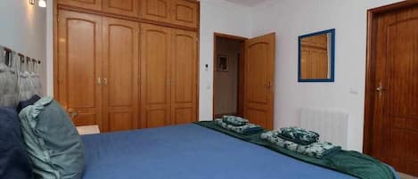3 slaapkamers, een strijkplank/strijkijzer, reisbedje, gratis wifi