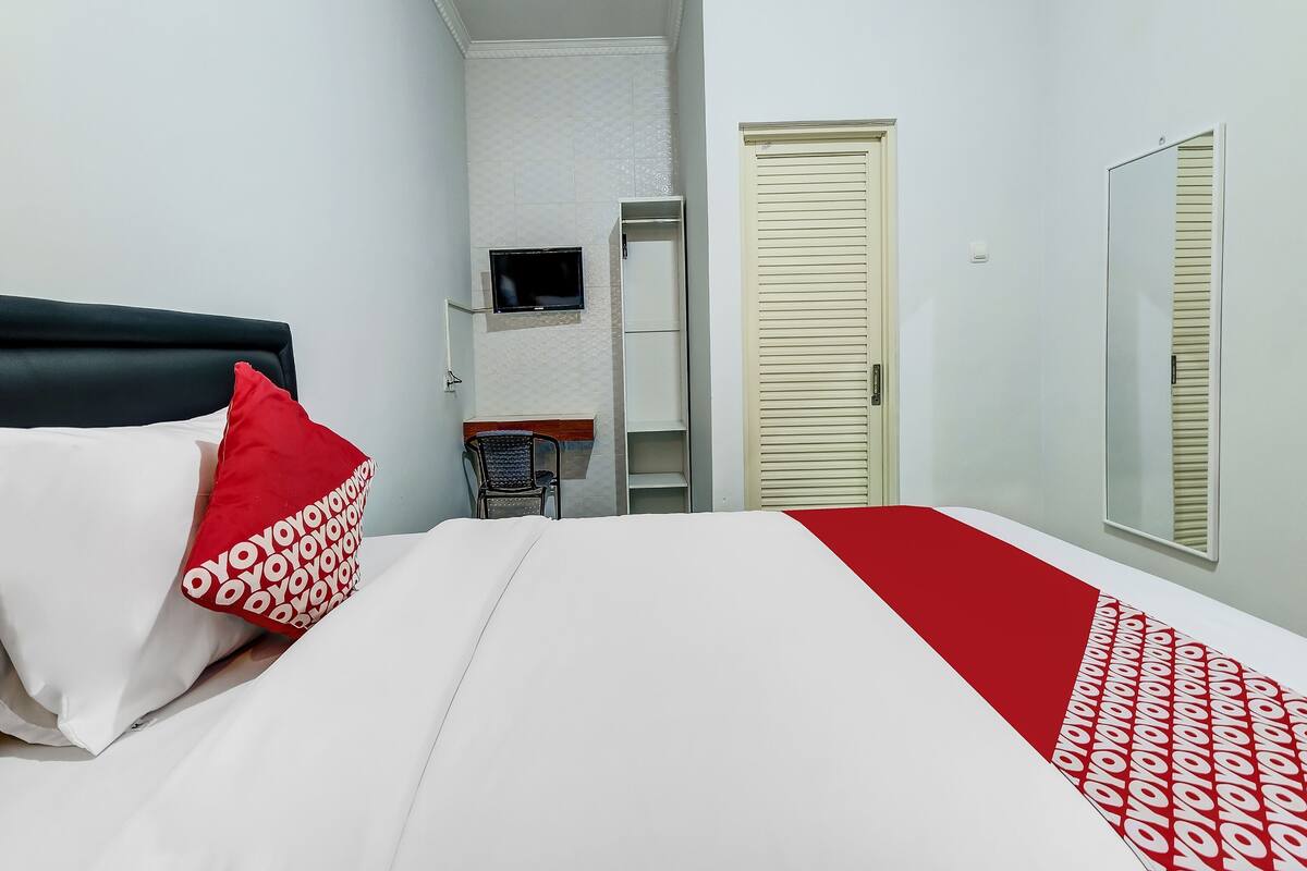 Desk, free WiFi, bed sheets