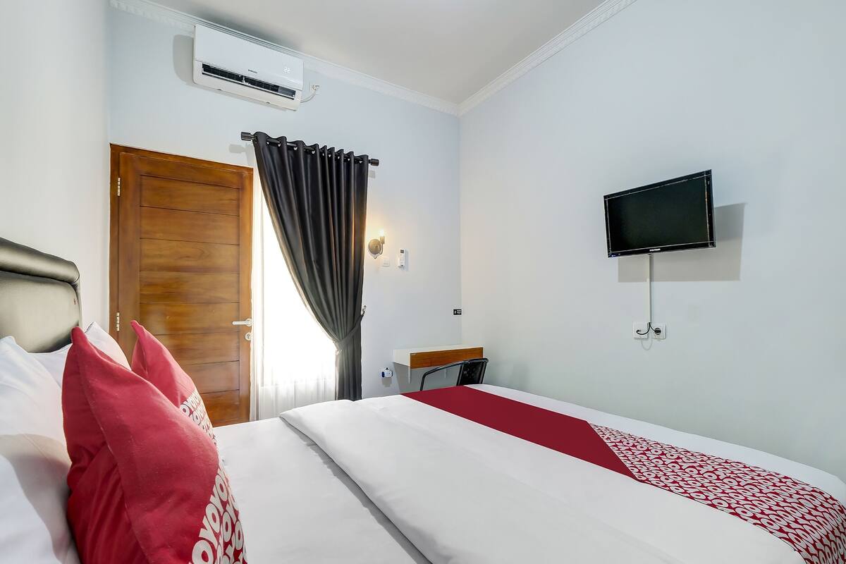 Desk, free WiFi, bed sheets