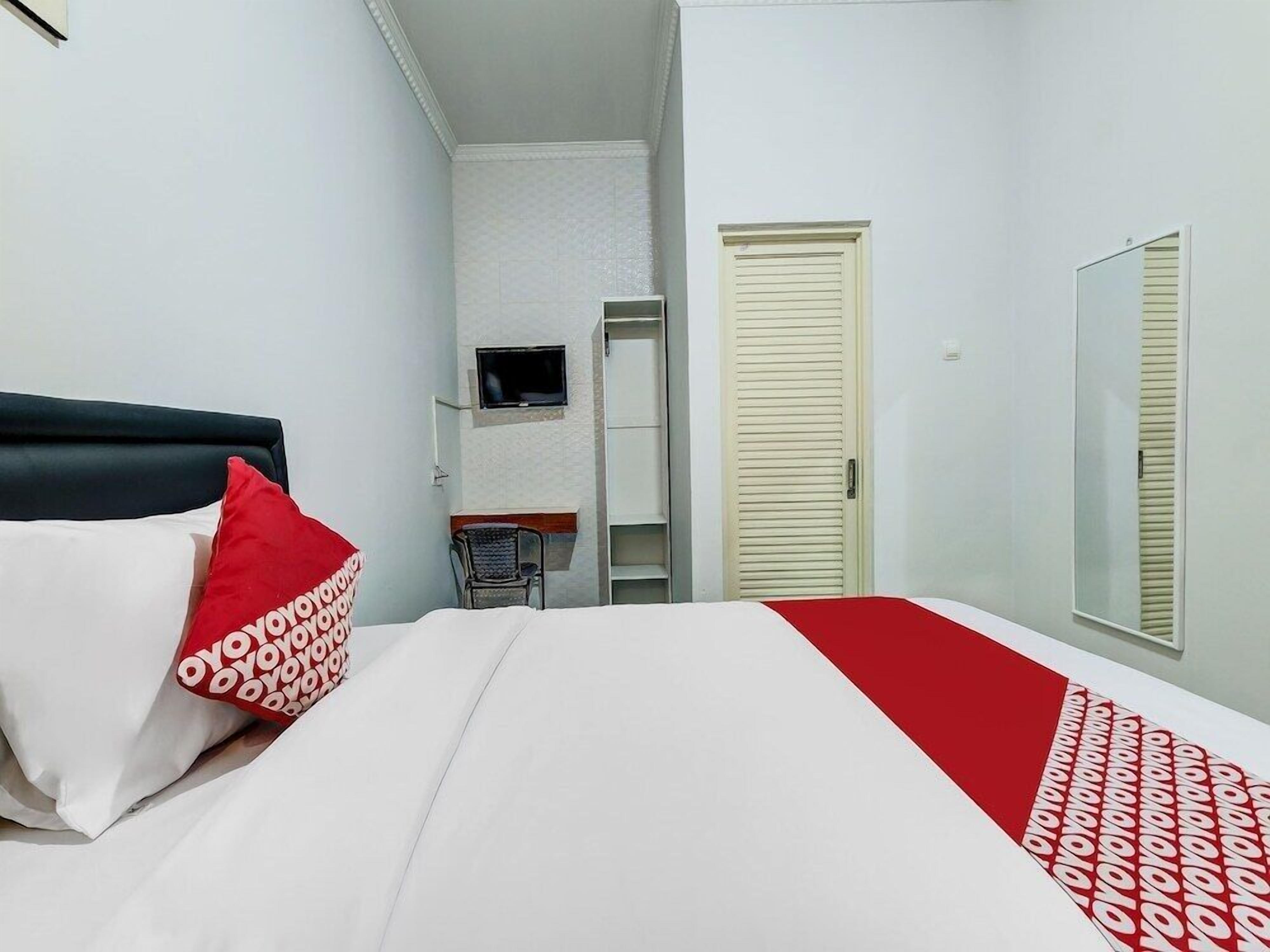 Desk, free WiFi, bed sheets