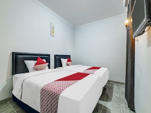 Standard Twin Room - Capital O 90983 Harmony Easy Stay (Depok)