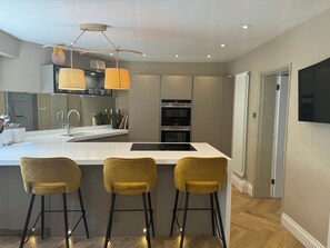 Fridge, microwave, oven, stovetop - Stunning property with river frontage,walled garden,hot tub & fire pit. (Henley-on-Thames)