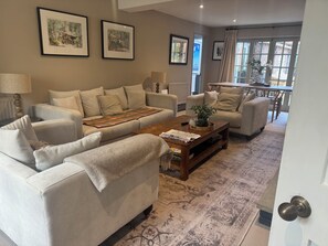 Smart TV, fireplace, ping pong, books