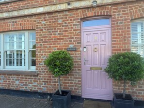 Exterior detail - Stunning property with river frontage,walled garden,hot tub & fire pit. (Henley-on-Thames)