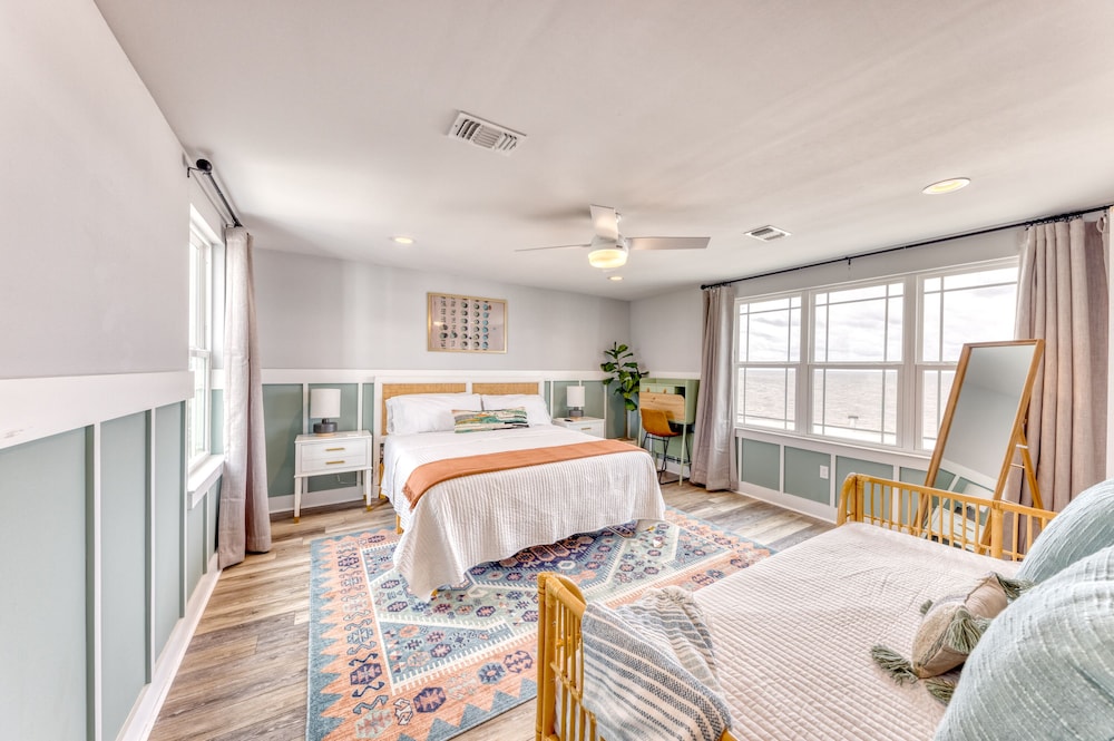 Beachfront Elevator Steps to Beach Baby+Beach Gear Lawn+Board Games Long Beach Vrbo