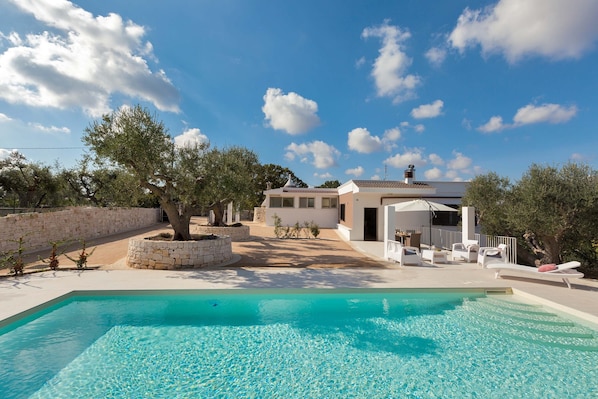 Una piscina al aire libre de temporada