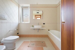 Villa | Bad | Badekar, hårføner, bidé og håndklær