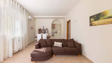 Villa | Wohnbereich | 35-Zoll-Fernseher mit Digitalempfang