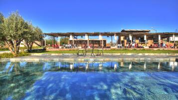 4 piscines extérieures