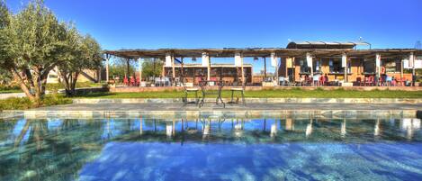 4 outdoor pools