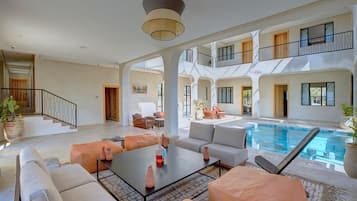 Lobby-Lounge