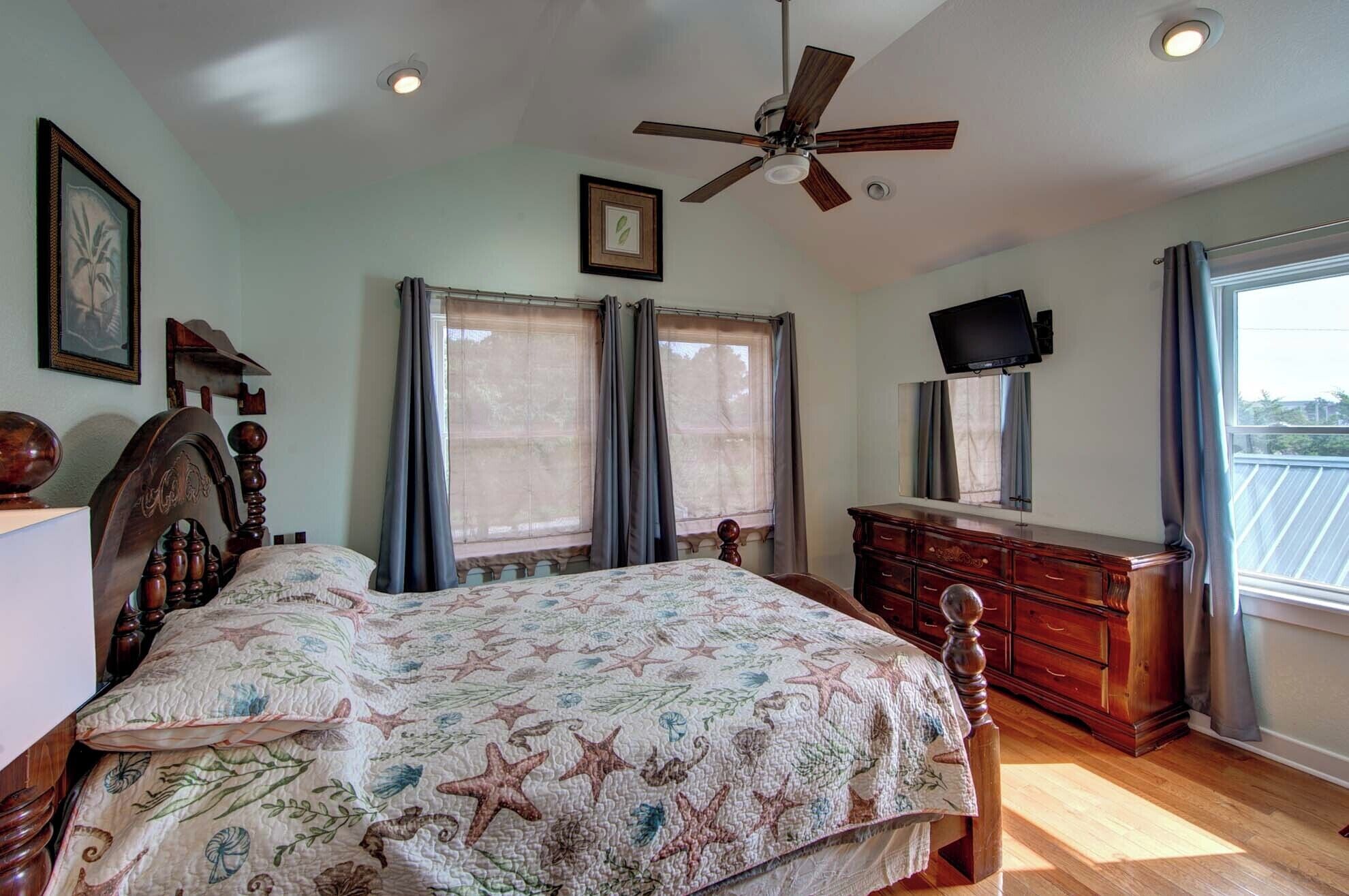 4 bedrooms, iron/ironing board, WiFi, bed sheets