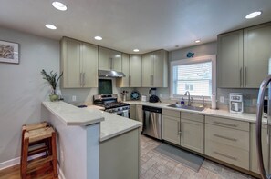 Réfrigérateur, four à micro-ondes, un four, surface de cuisson