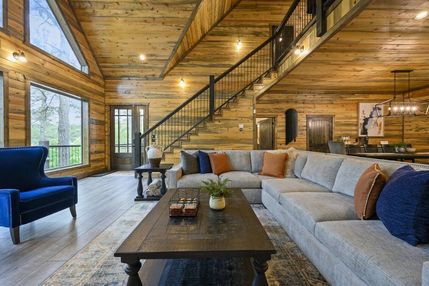 Una televisión de pantalla plana, una chimenea