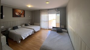 Triple Room | Laptop workspace, WiFi (free) - dpCristal Castelao (Sarria)