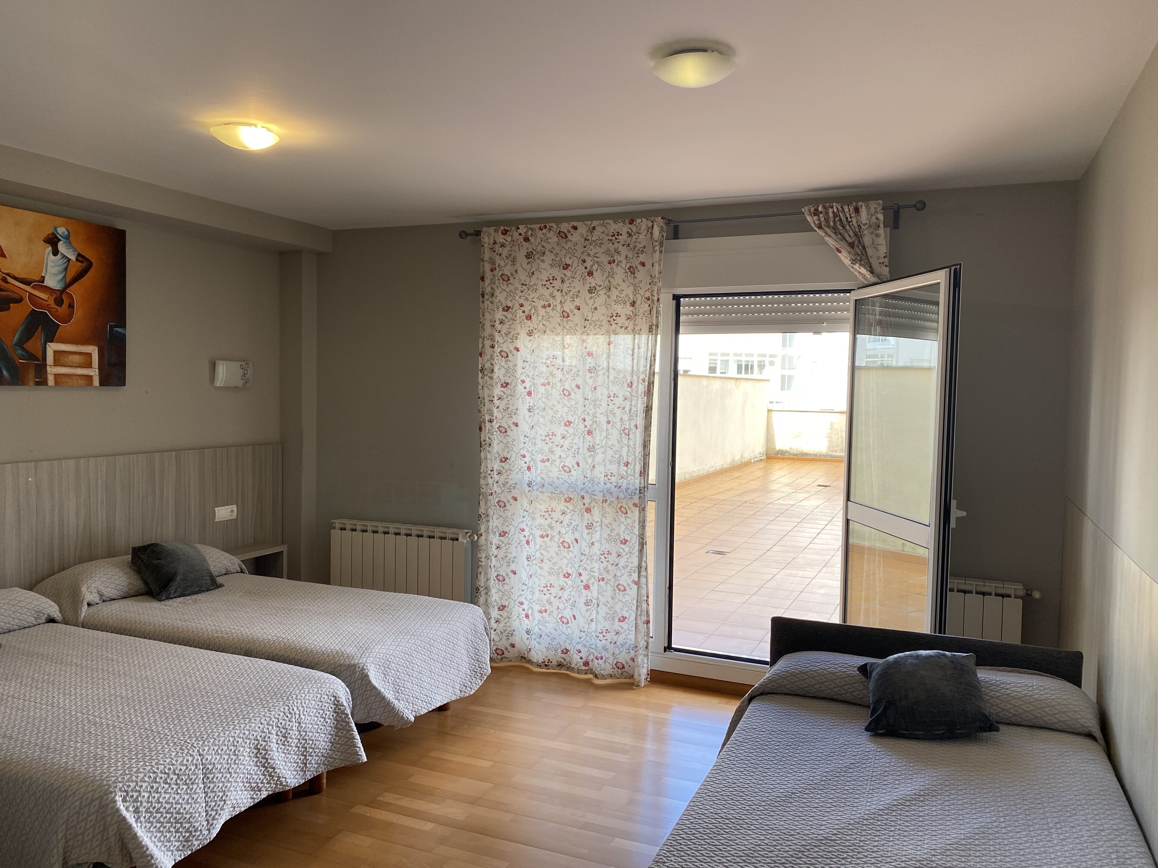 三人房 | 手提電腦工作空間、免費 Wi-Fi