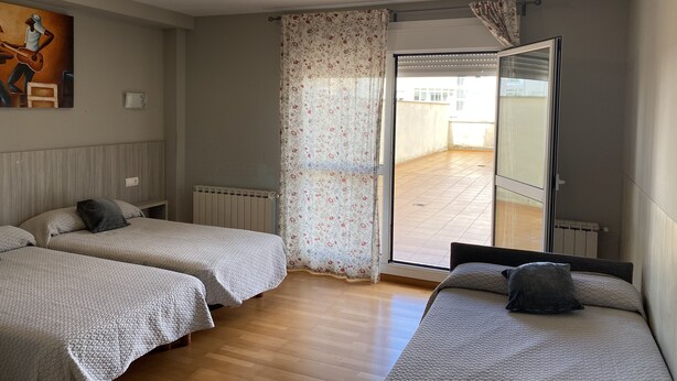 Triple Room | Laptop workspace, WiFi (free) - dpCristal Castelao (Sarria)
