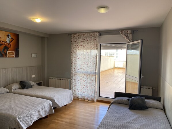 Espacio para trabajar con laptop y wifi gratis