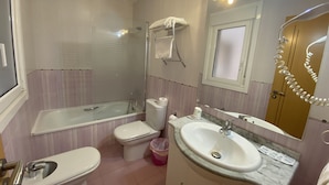 Triple Room | Bathroom | Hair dryer, towels, toilet paper - dpCristal Castelao (Sarria)