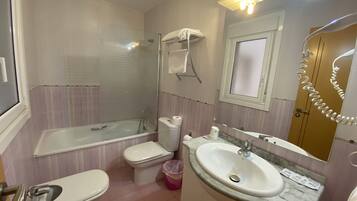 Triple Room | Bathroom | Hair dryer, towels, toilet paper