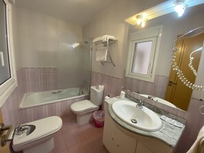 Secador de pelo, toallas, papel higiénico