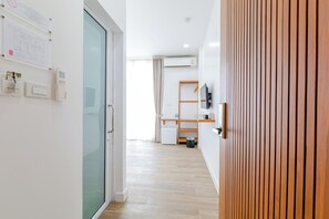 Deluxe szoba, 1 king (extra méretű) franciaágy, nemdohányzó, erkély | Prémium ágynemű, pehelypaplan, egyedi dekoráció és egyedi berendezés