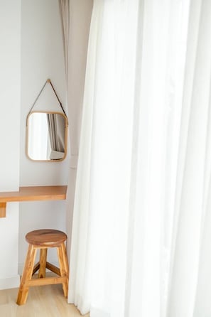 Quarto luxo, 1 cama King, para não fumantes, sacada | Roupas de cama premium, edredons de pluma, individualmente decorados