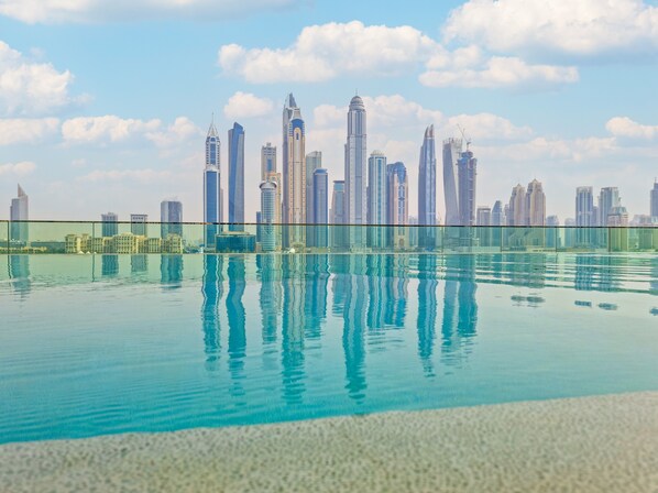 สระว่ายน้ำกลางแจ้ง เปิด 6:00 น. ถึง 22:00 น., ร่มริมสระว่ายน้ำ